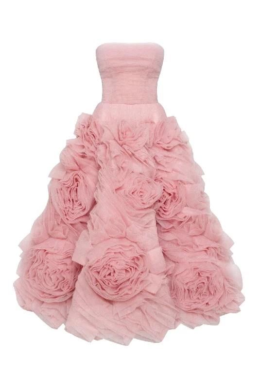 Velvet midi dresses in jewel tones for a glamorous winter event Dramatically flowered tulle dress in misty pink Velvet midi dresses in jewel tones for a glamorous winter event Dramatically flowered tulle dress in misty pink