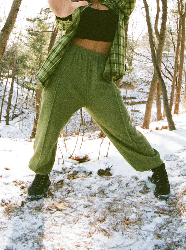 Women's pants with hidden pockets Embellished women jeans with studs or rhinestones for a glamorous touch Chloe Kim Off Duty Waffle Sweatpants - Iguana Women's pants with hidden pockets Embellished women jeans with studs or rhinestones for a glamorous touch Chloe Kim Off Duty Waffle Sweatpants - Iguana