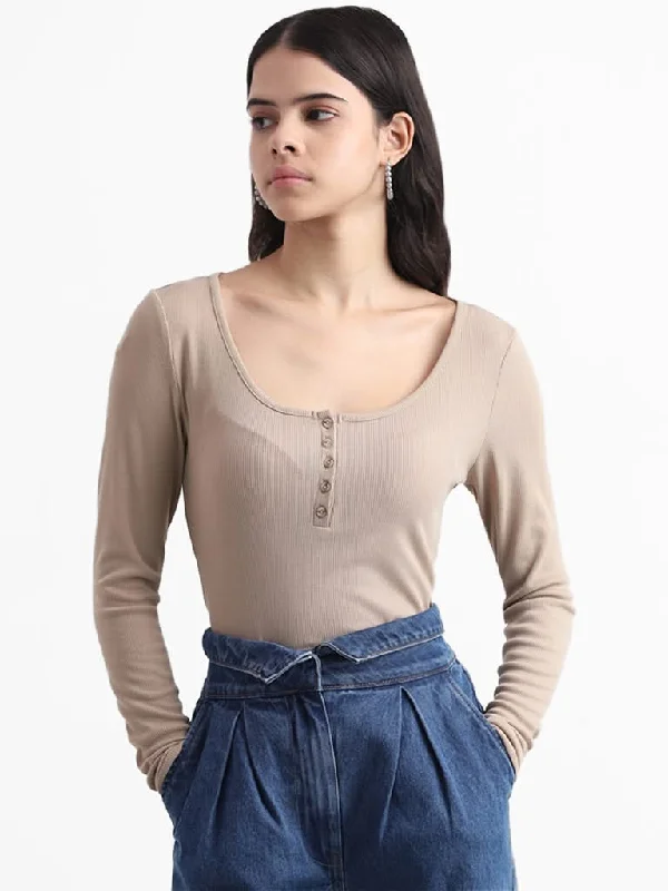 Women's pants for theme park visits Mom jeans for a nostalgic and casual look Nuon Beige Slim Fit T-Shirt