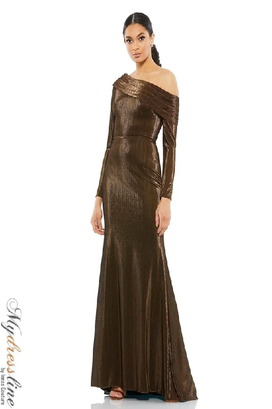 Long - sleeved formal dresses in velvet for a winter formal eventMac Duggal 26660