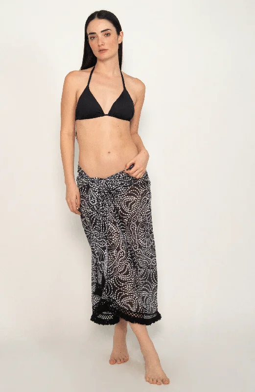V - neck cover ups for a flattering necklinePareo Mesh con Estampado Blanco con Negro y Guipure, Colección Selva de Bari Swimwear V - neck cover ups for a flattering necklinePareo Mesh con Estampado Blanco con Negro y Guipure, Colección Selva de Bari Swimwear