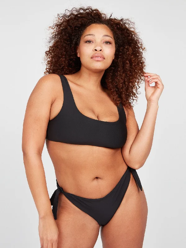 Women's Long - Sleeve Turtleneck One - Pieces in Navy for a Sophisticated Winter EnsembleSimply Seamless Scoop Plus Size Bikini Top - Black Women's Long - Sleeve Turtleneck One - Pieces in Navy for a Sophisticated Winter EnsembleSimply Seamless Scoop Plus Size Bikini Top - Black