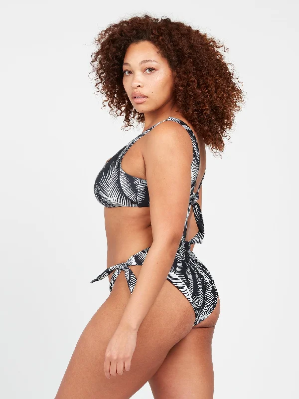 Women's Plaid Patterned One - Pieces in Red and Black for a Classic Fall LookStay Or Leaf Scoop Plus Size Bikini Top - Black Women's Plaid Patterned One - Pieces in Red and Black for a Classic Fall LookStay Or Leaf Scoop Plus Size Bikini Top - Black